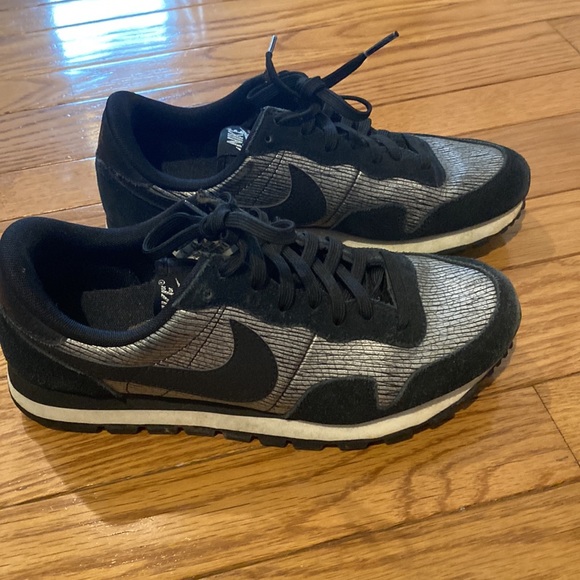 Reposh! They don’t get the wear they deserve! - Picture 2 of 4